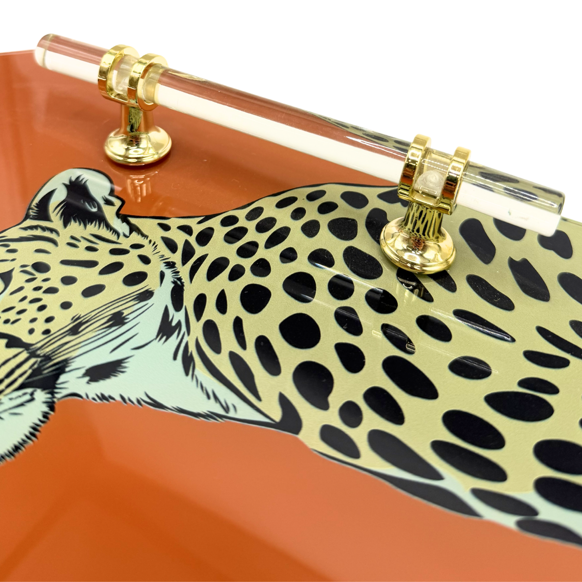 Detalhe da estampa de onças e alça da bandeja de vidro Leopardos cor laranja - Il Nido