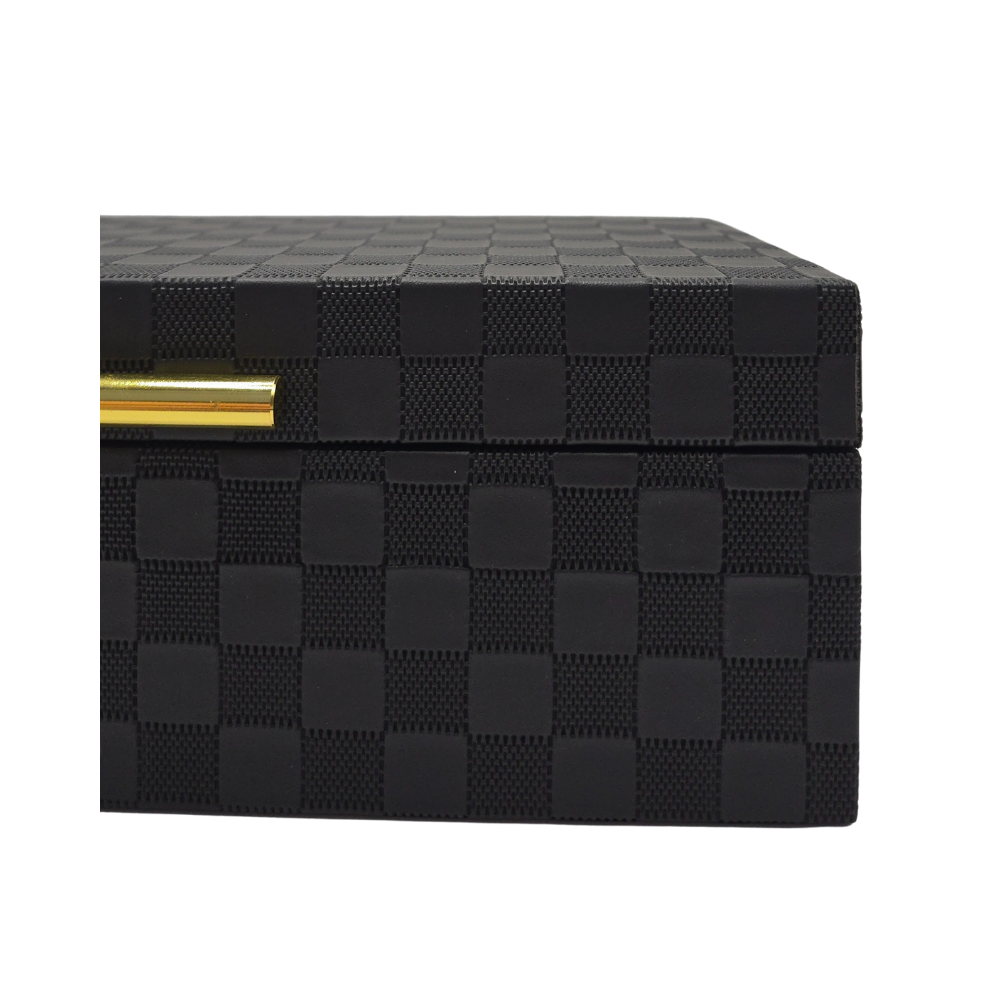 Caixa decorativa All Black em tecido PU texturizado preto com fechamento dourado em vista detalhada - Il Nido