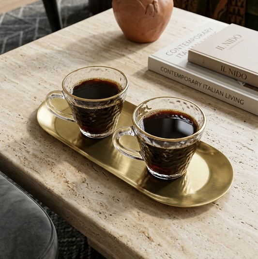 Xícaras de vidro Shine com borda dourada servindo café sobre bandeja - Il Nido