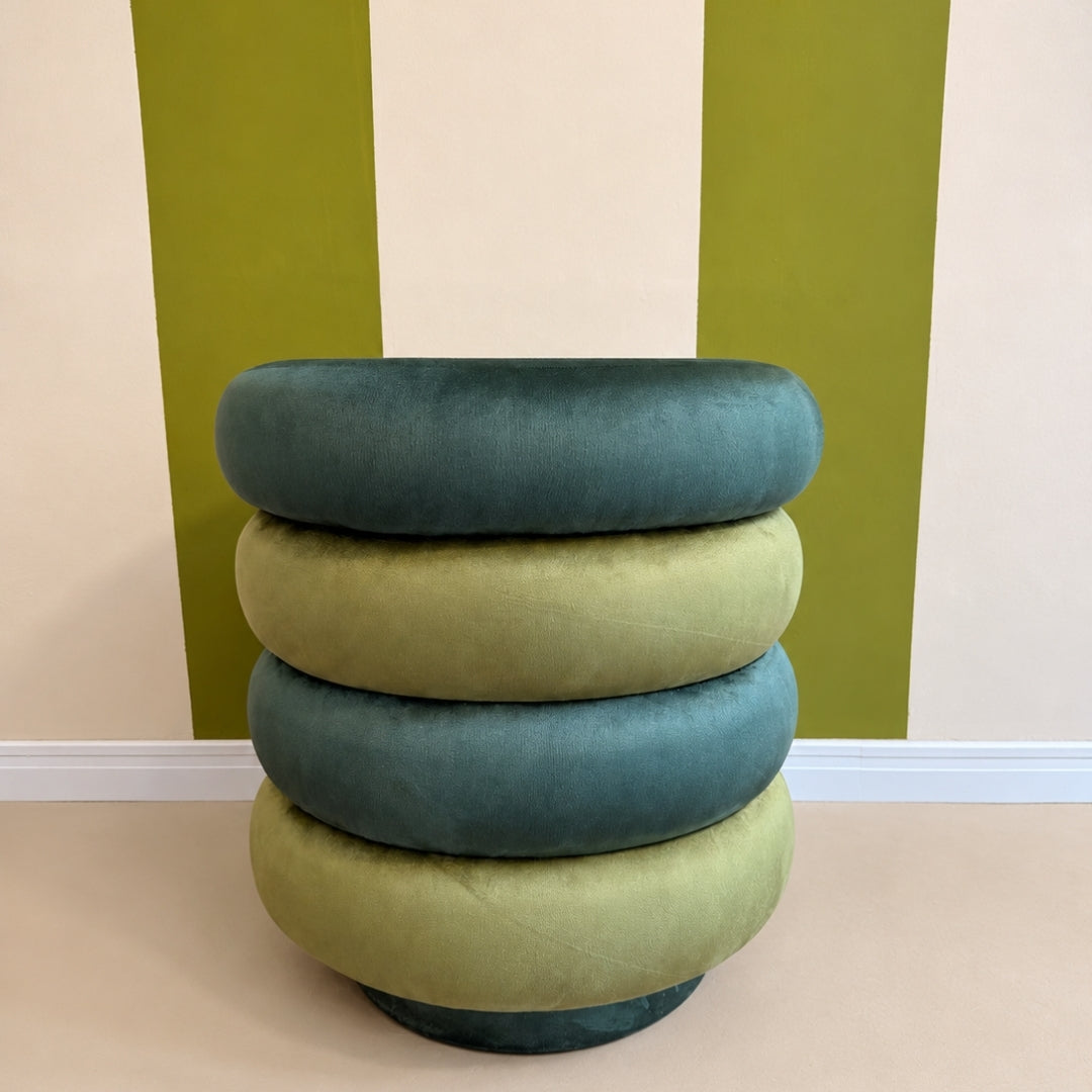 Pufe Gomos Verde de veludo com design arredondado