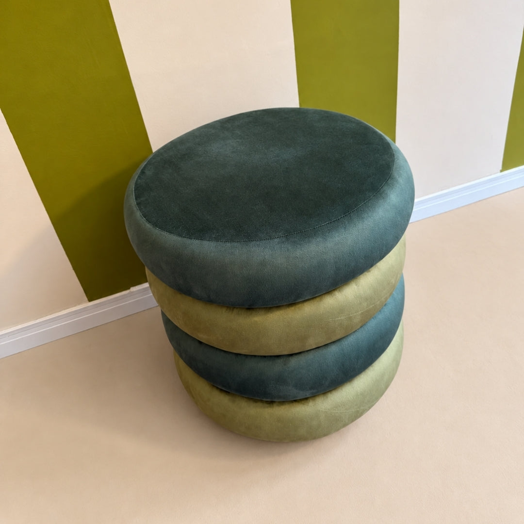 Pufe Gomos Verde de veludo com design arredondado