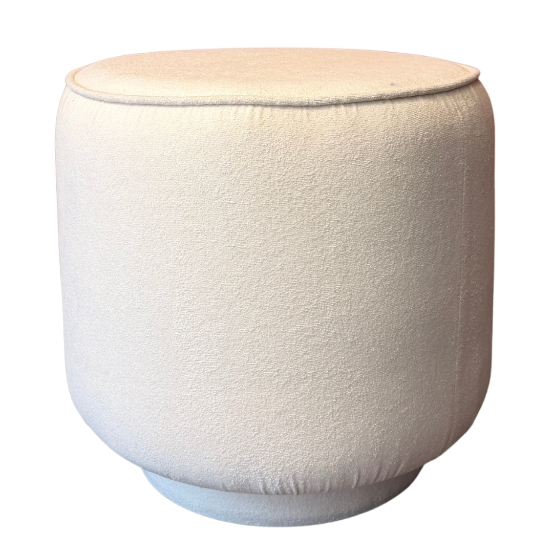 Pufe Bouclé Off White com acabamento em cordonê