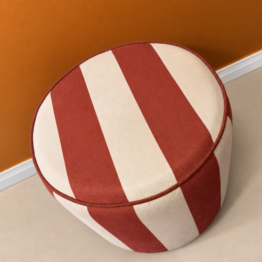 Puff redondo listrado em rosa e vinho da coleção Linea e Forma