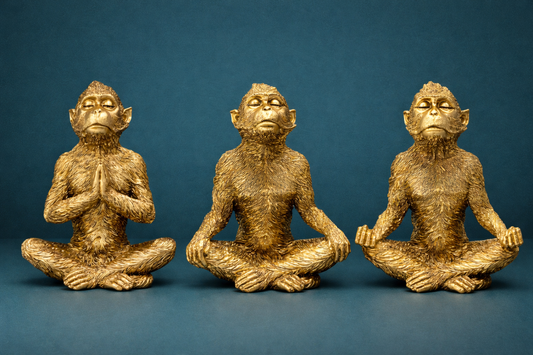 Escultura em poliresina macaco dourado meditando I 18x12x9cm - Il Nido