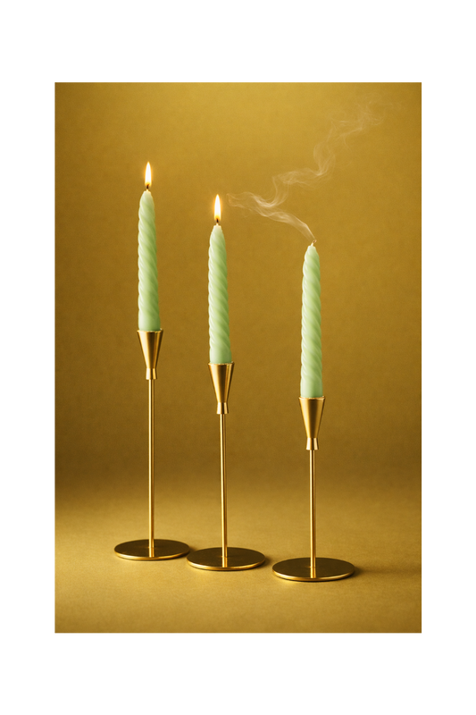 Kit 3 candelabros de metal dourados Linear ambientado - Il Nido
