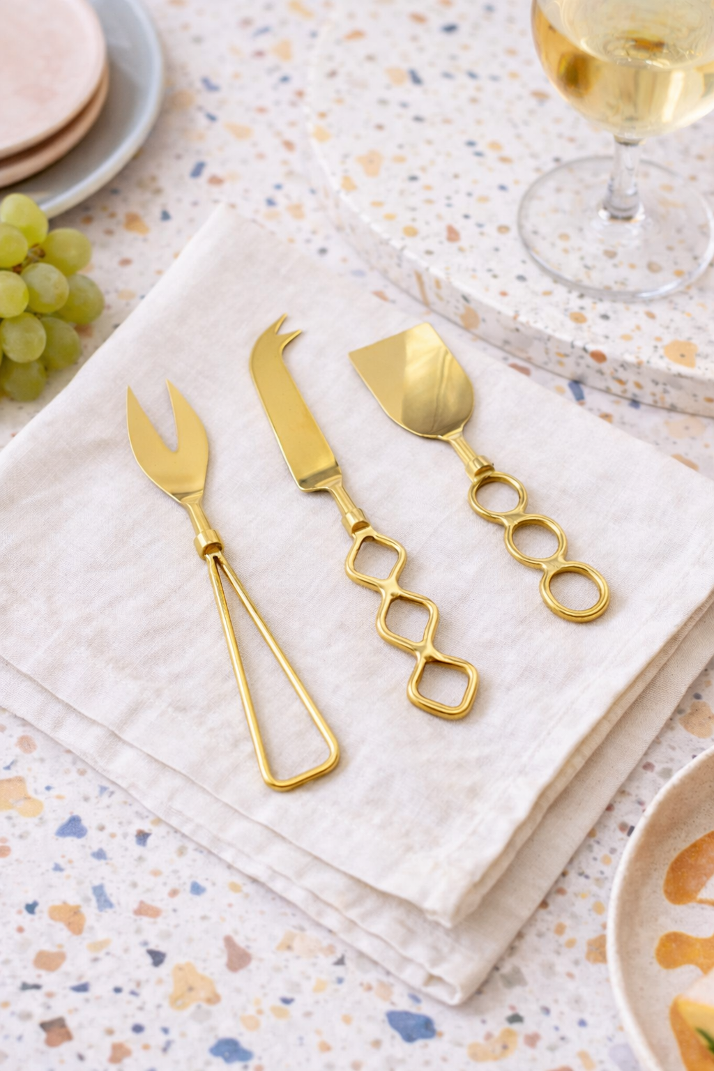 Kit 3 talheres de queijo de metal dourado Geomtric 15cm ambientada - Il Nido