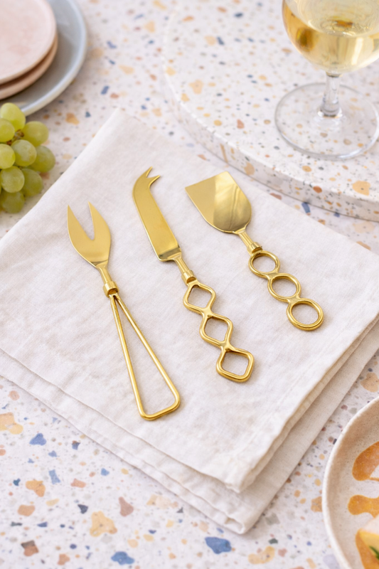 Kit 3 talheres de queijo de metal dourado Geomtric 15cm ambientada - Il Nido