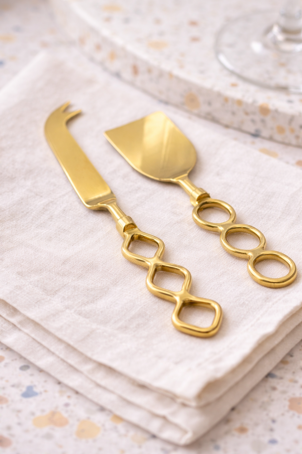Kit 3 talheres de queijo de metal dourado Geomtric 15cm ambientada zoom - Il Nido