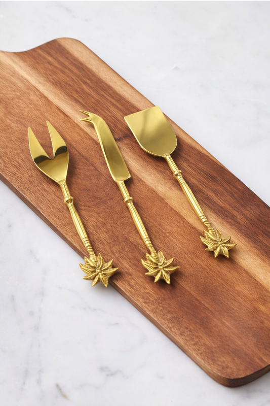 Kit 3 talheres de queijo de metal dourado  Palmeiras 15cm ambientada - Il Nido