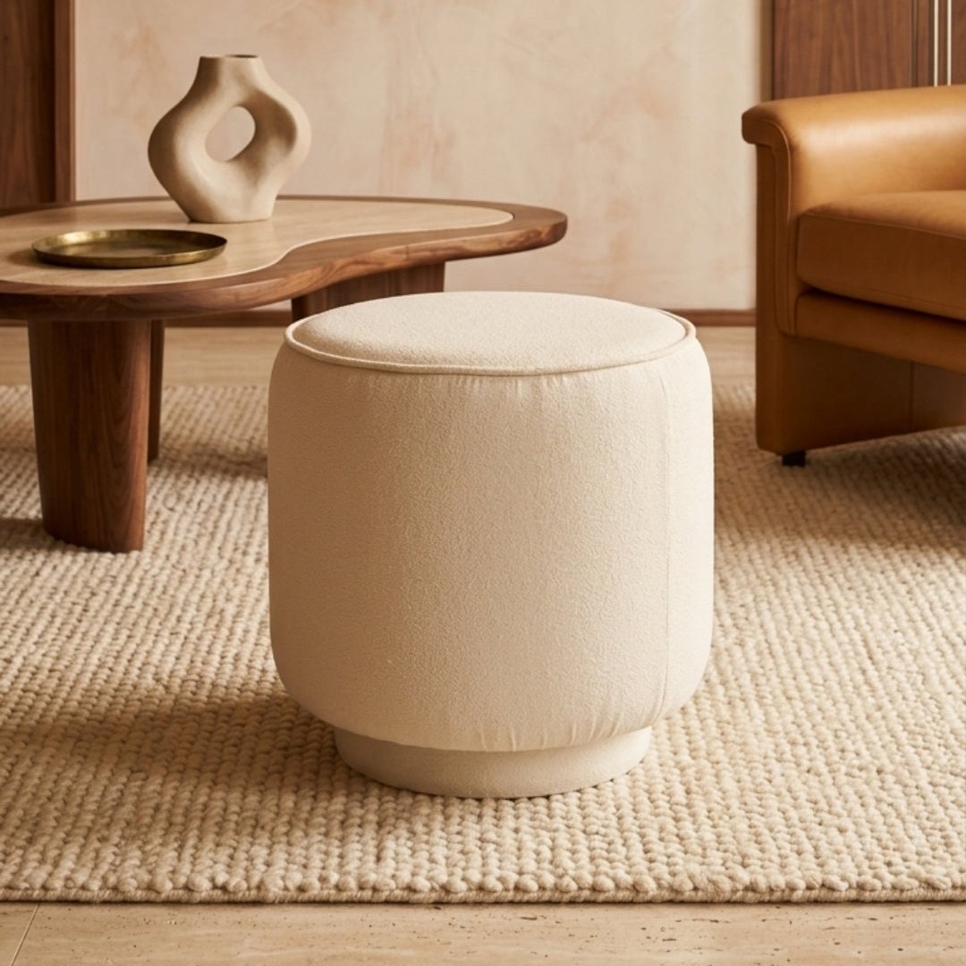 Pufe Bouclé Off White com acabamento em cordonê