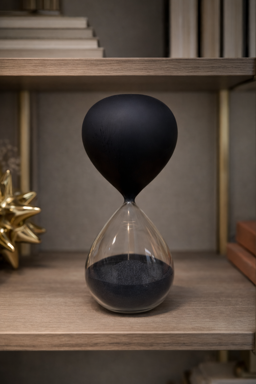 Ampulheta de vidro Yin-Yang incolor e preto na decoração de ambiente - Il Nido