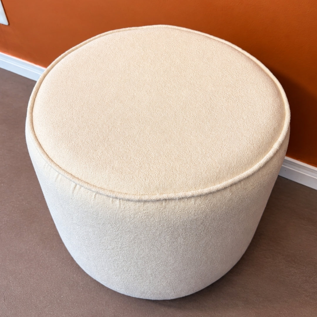 Pufe Bouclé Off White com acabamento em cordonê