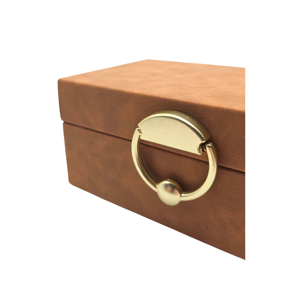 Caixa decorativa Terras em aveludado terracota com fechamento dourado em vista detalhada - Il Nido