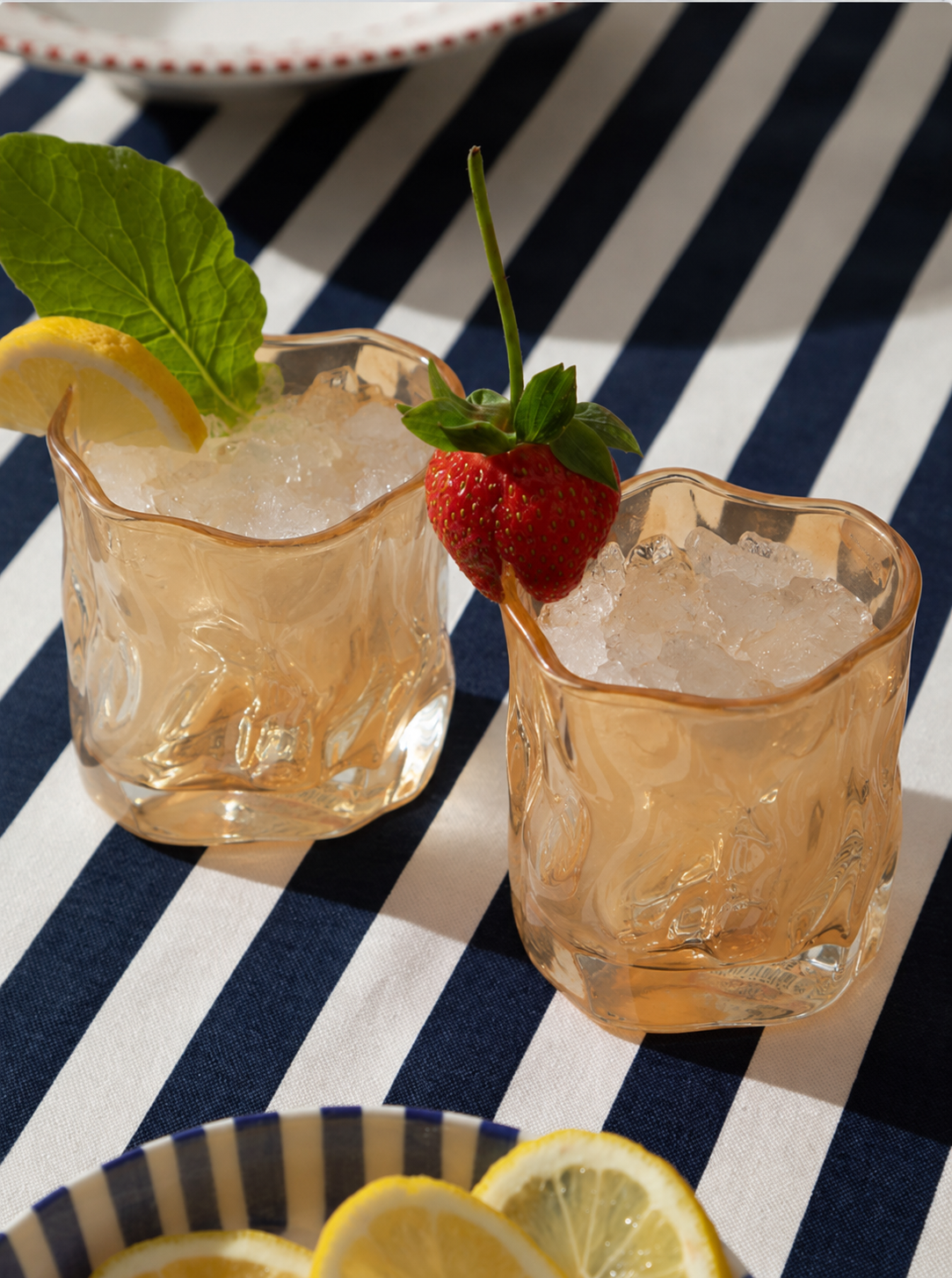 Copos baixos Amber Crush em vidro âmbar servindo bebidas na decoração de mesa - Il Nido