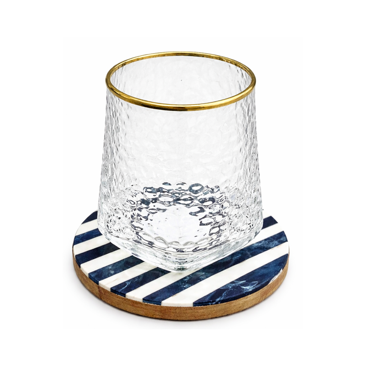 Copos baixos Shine em vidro martelado com borda dourada na decoração de mesa - Il Nido