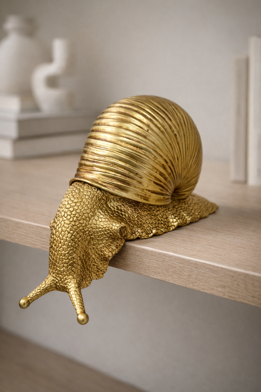 Escultura de caracol Dourado de beirada em poliresina com pintura dourada em vista detalhada - Il Nido