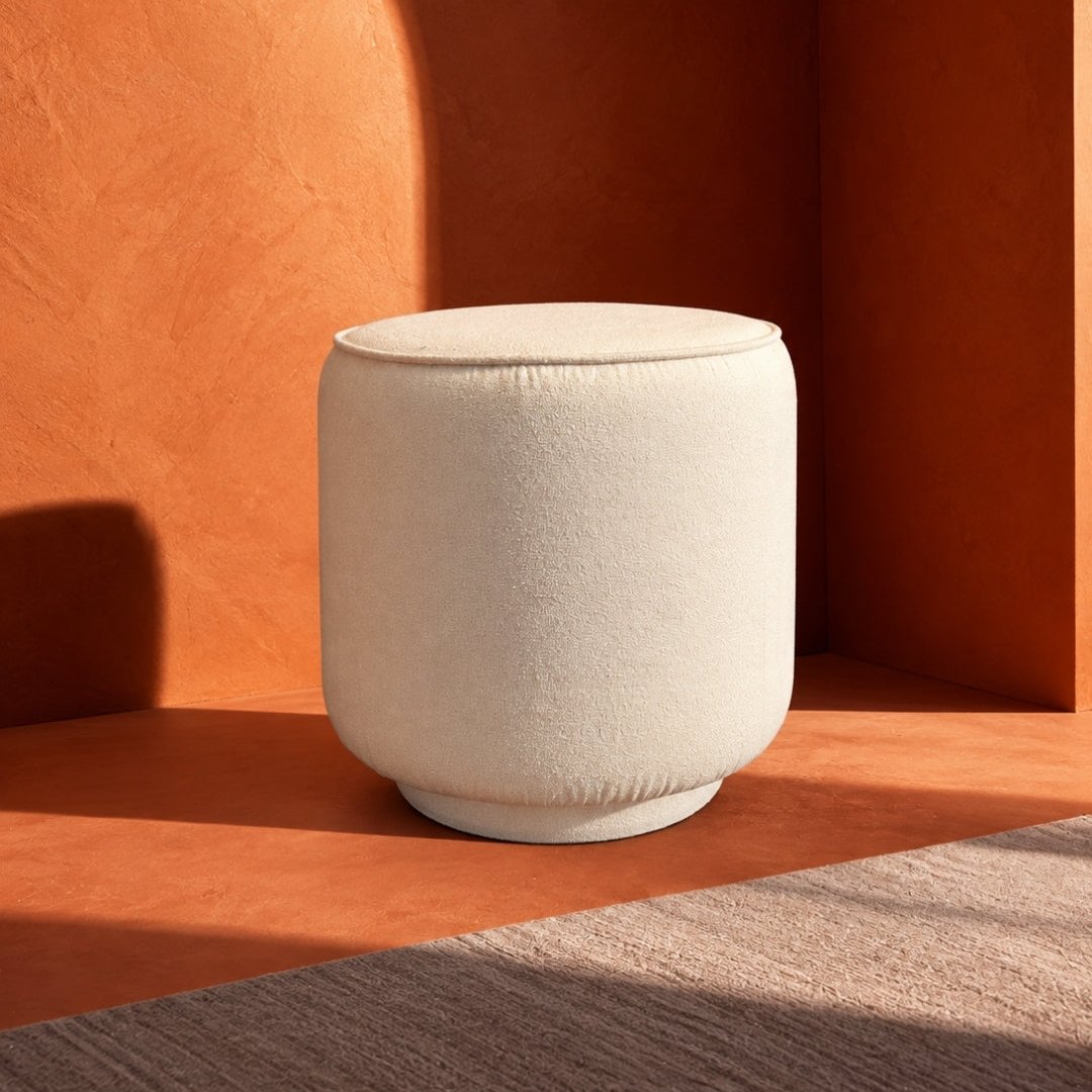 Pufe Bouclé Off White com acabamento em cordonê