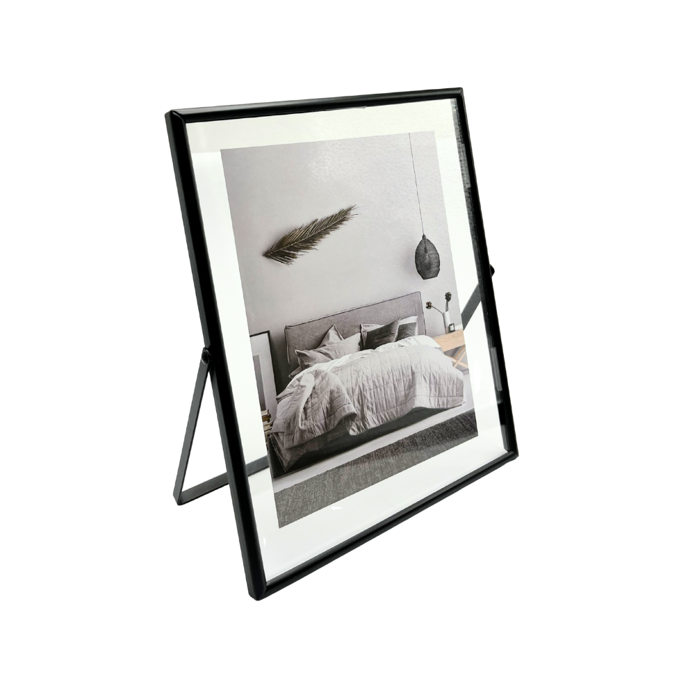 Porta-retrato Black Line em vidro e ferro preto em vista detalhada - Il Nido