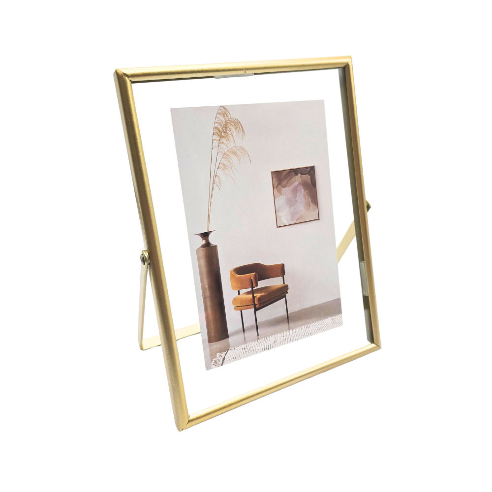 Porta-retrato Gold Line em vidro e ferro dourado em vista detalhada - Il Nido