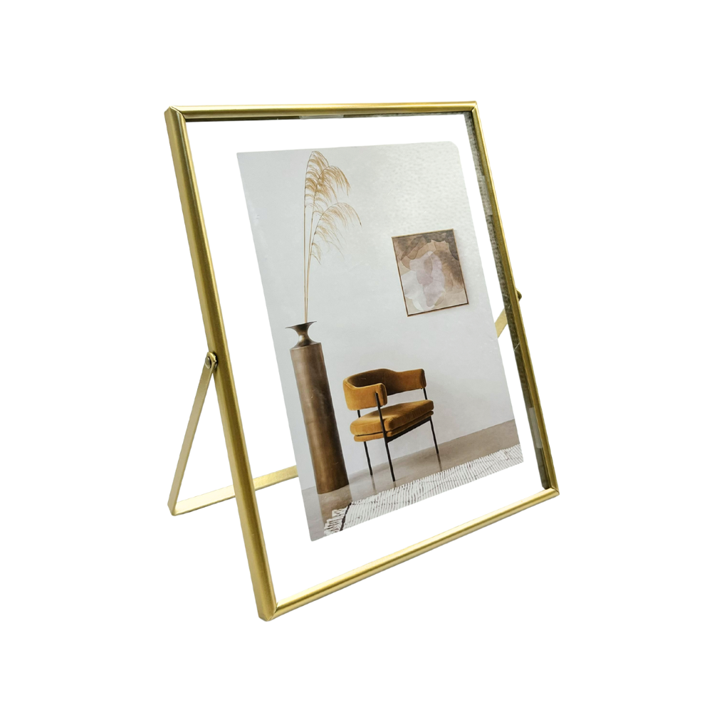 Porta-retrato Gold Line em vidro e ferro dourado em vista detalhada - Il Nido