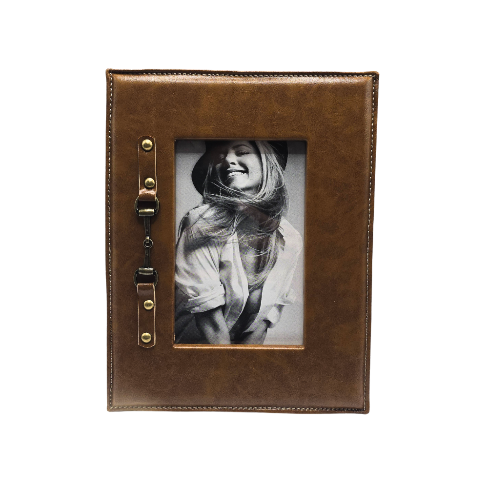 Porta-retrato Vintage para foto 10x15cm em vidro revestido com PU marrom estonado e fivela em ouro envelhecido - Il Nido