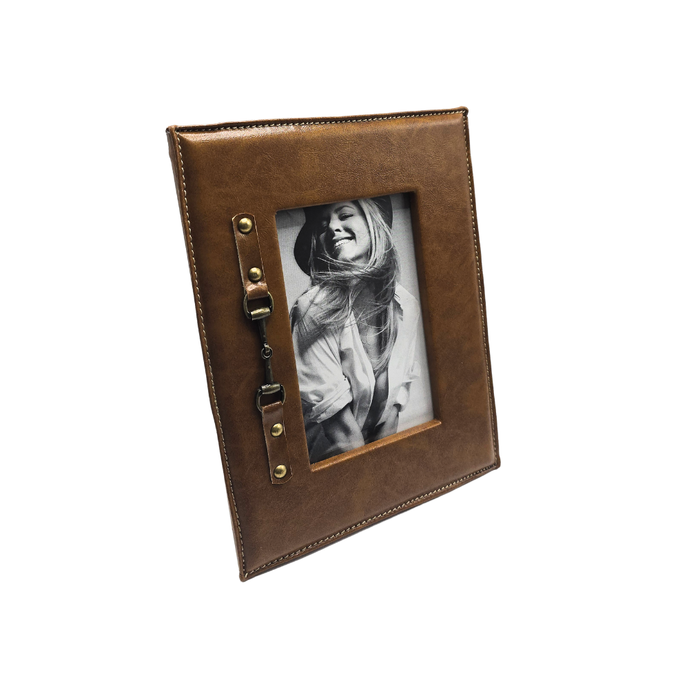Porta-retrato Vintage em PU marrom com fivela em ouro envelhecido em vista detalhada - Il Nido