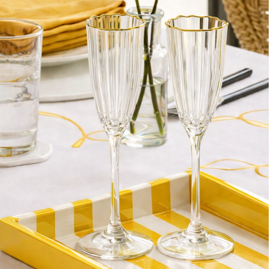 Taças de espumante Shine em vidro com borda dourada na decoração de mesa - Il Nido