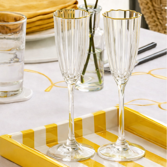 Taças de espumante Shine em vidro com borda dourada na decoração de mesa - Il Nido