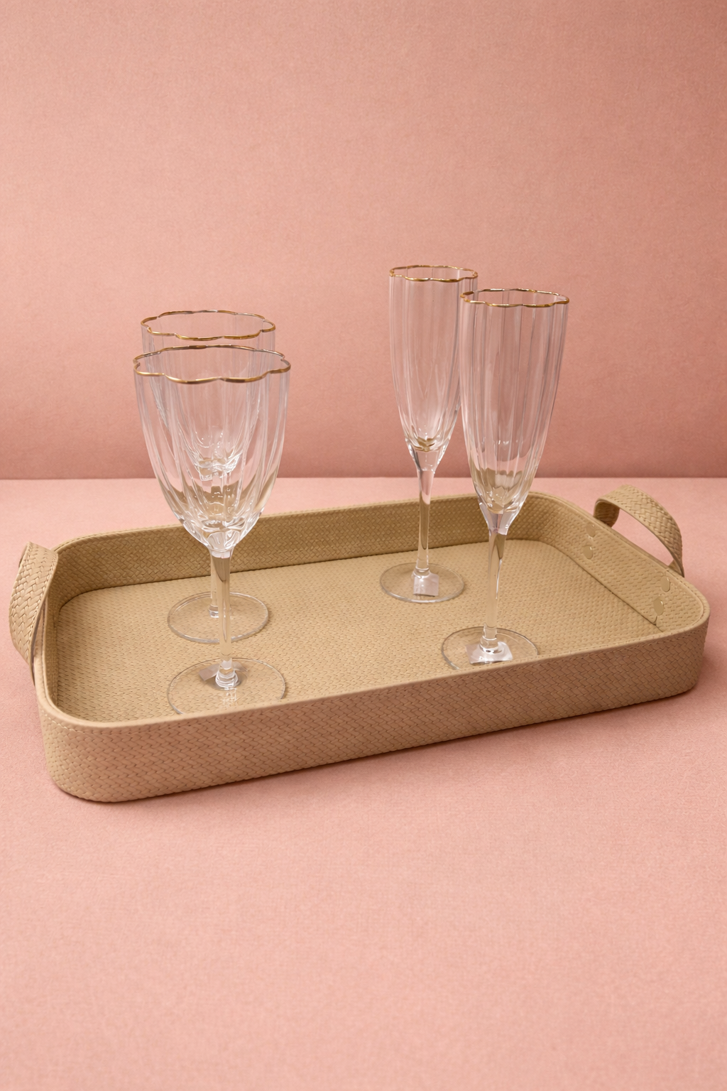 Taças de vinho Shine em vidro com borda dourada na decoração de mesa - Il Nido