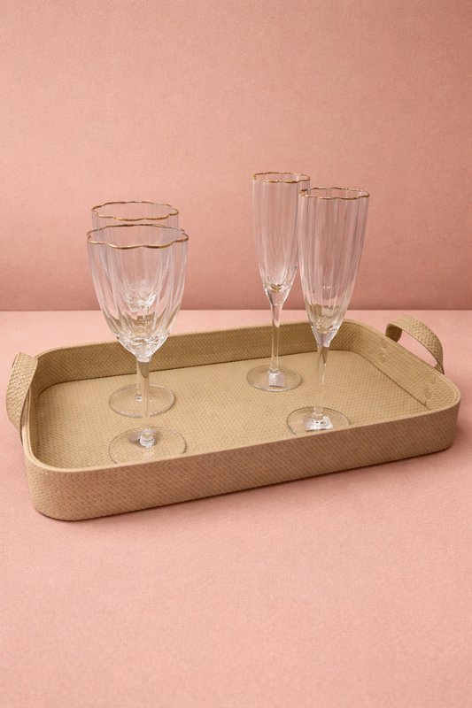Taças de vinho Shine em vidro com borda dourada na decoração de mesa - Il Nido