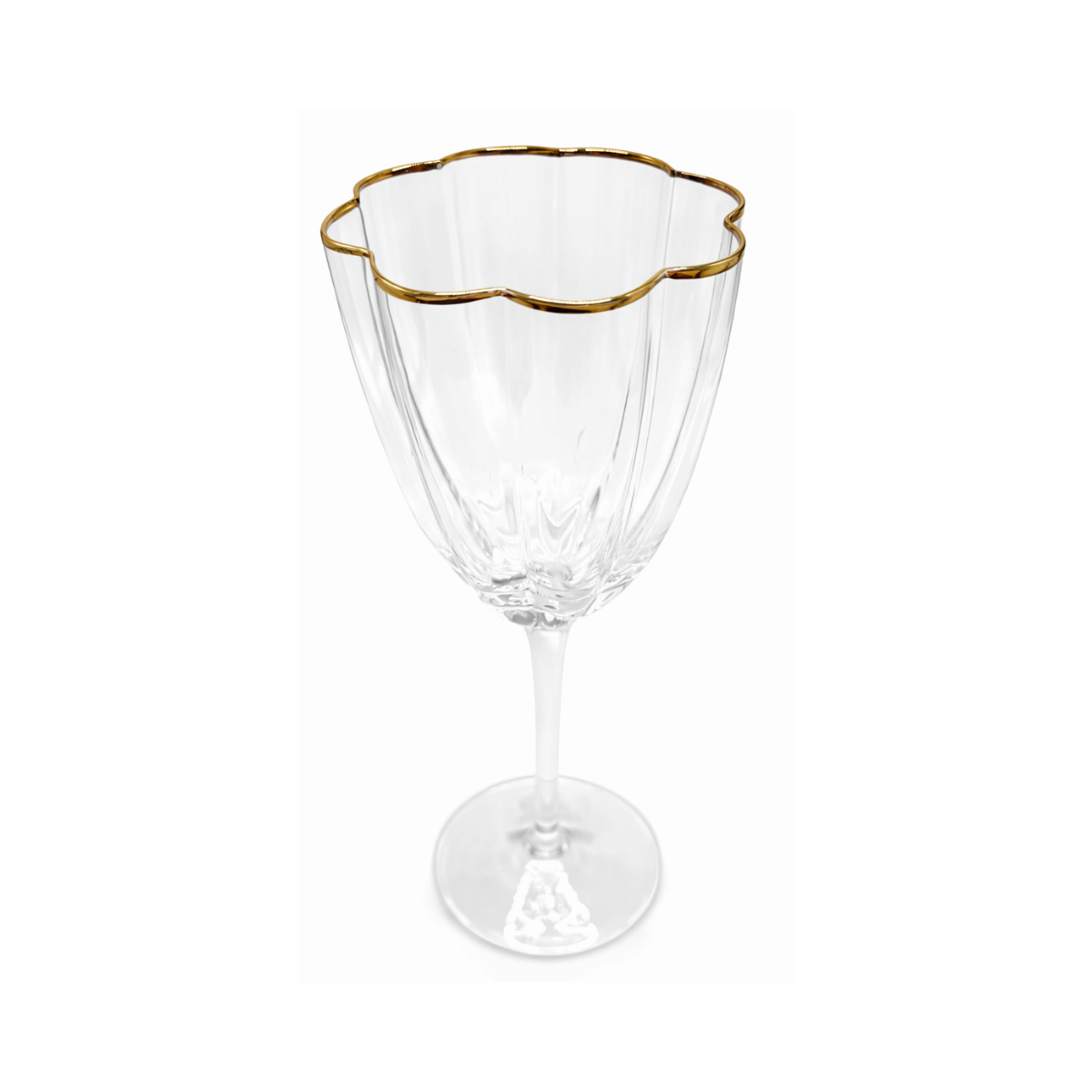Taça de vinho Shine em vidro formato flor com borda dourada em vista detalhada - Il Nido