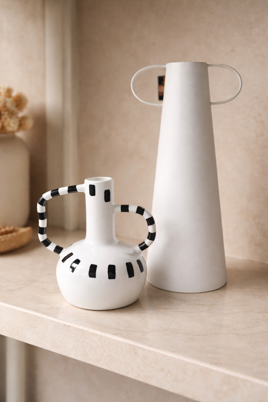 Vaso de cerâmica Linhas branco com detalhes em preto na decoração de ambiente - Il Nido