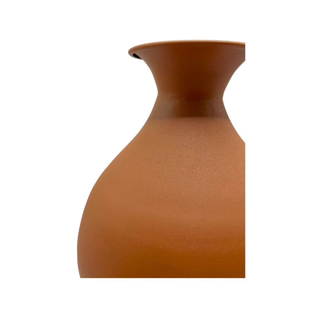 Vaso Iron em ferro pintado terracota com alça em vista detalhada - Il Nido